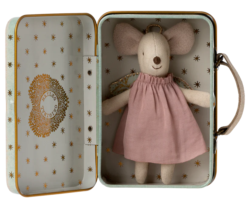 Ratón ángel en maleta, Hermana pequeña