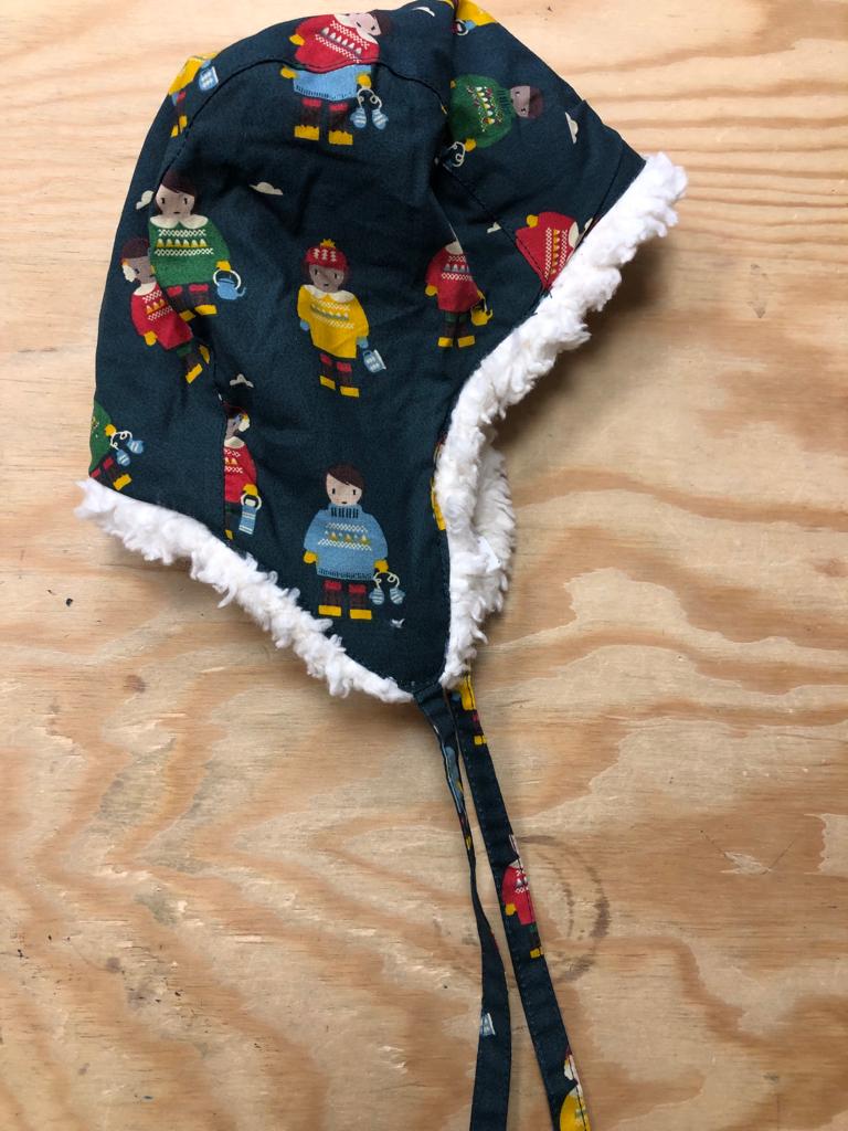 Gorro sherpa de muñecas Little Green Radicals talla 1-3 años